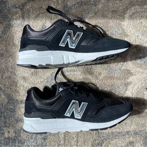 EUC Black New Balance Sneakers